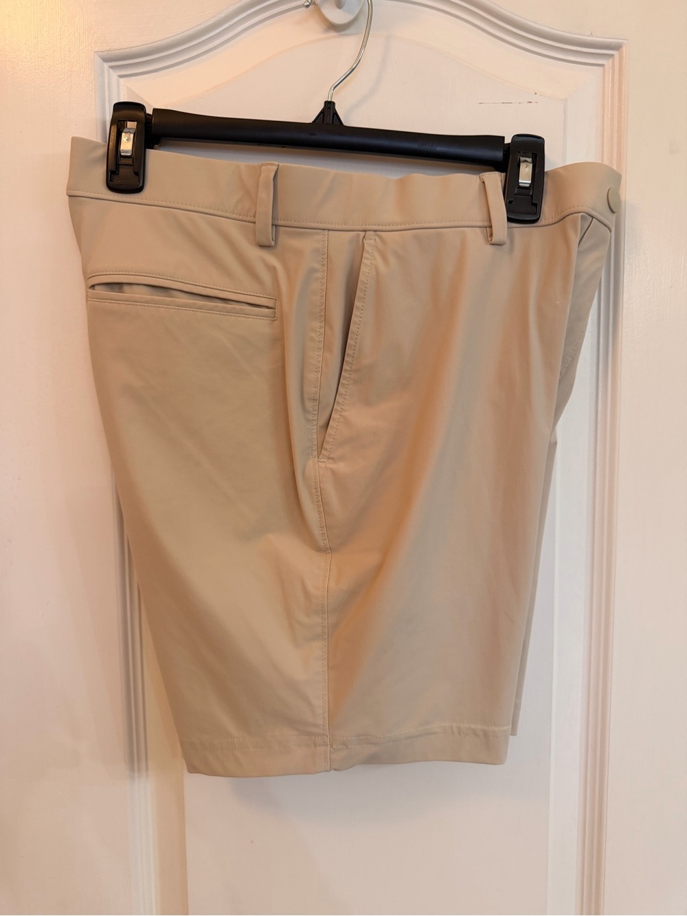 Roundtree & Yorke Beige Flat-Front Performance 7” inseam Shorts